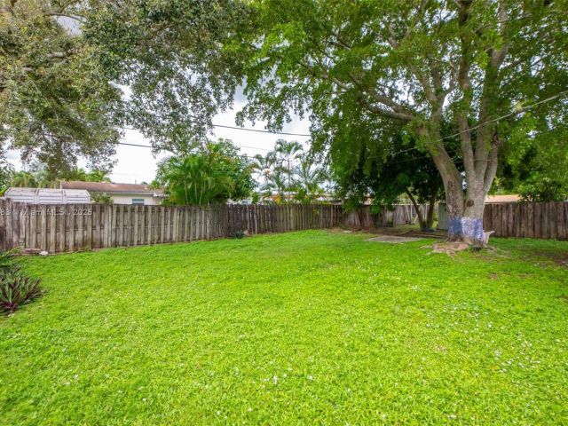 3-bedroom home for sale in Hollywood - 2900 N 73rd Ave - MondialRealty
