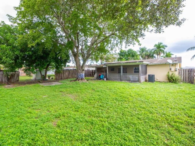 3-bedroom home for sale in Hollywood - 2900 N 73rd Ave - MondialRealty