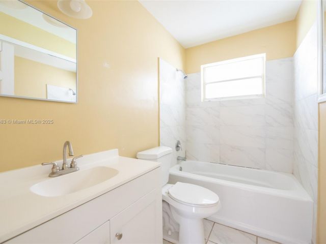 3-bedroom home for sale in Hollywood - 2900 N 73rd Ave - MondialRealty