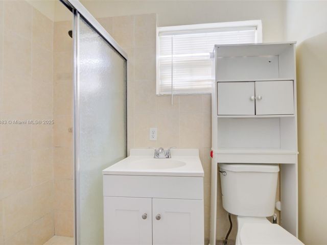 3-bedroom home for sale in Hollywood - 2900 N 73rd Ave - MondialRealty