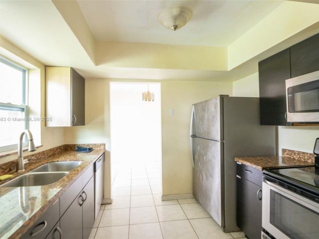 3-bedroom home for sale in Hollywood - 2900 N 73rd Ave - MondialRealty