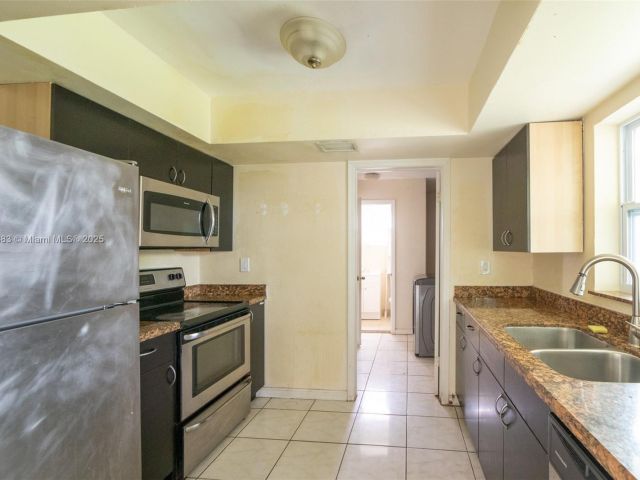 3-bedroom home for sale in Hollywood - 2900 N 73rd Ave - MondialRealty