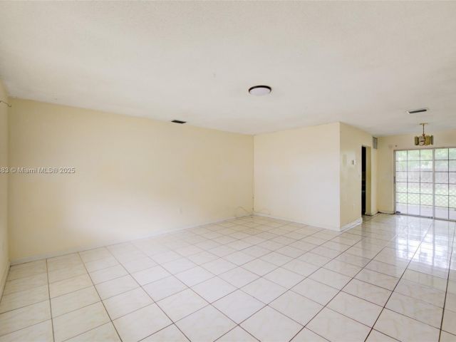 3-bedroom home for sale in Hollywood - 2900 N 73rd Ave - MondialRealty