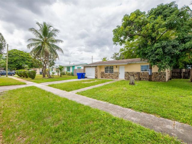 3-bedroom home for sale in Hollywood - 2900 N 73rd Ave - MondialRealty