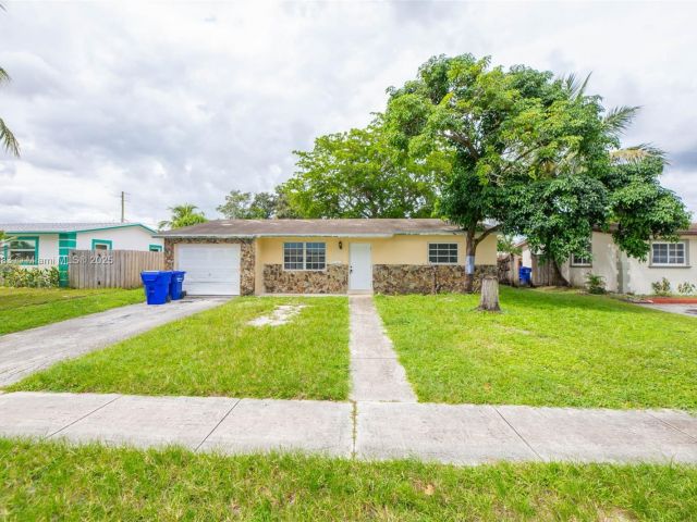 3-bedroom home for sale in Hollywood - 2900 N 73rd Ave - MondialRealty