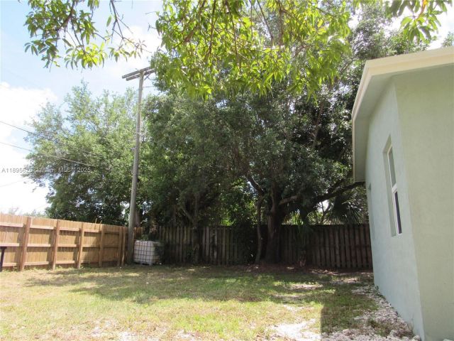 3-bedroom home for rent in Fort Lauderdale - 440 NW 15TH Avenue - MondialRealty