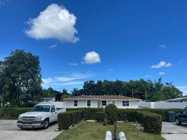 Home for sale at 2084 Laura Lane - photo 6659757