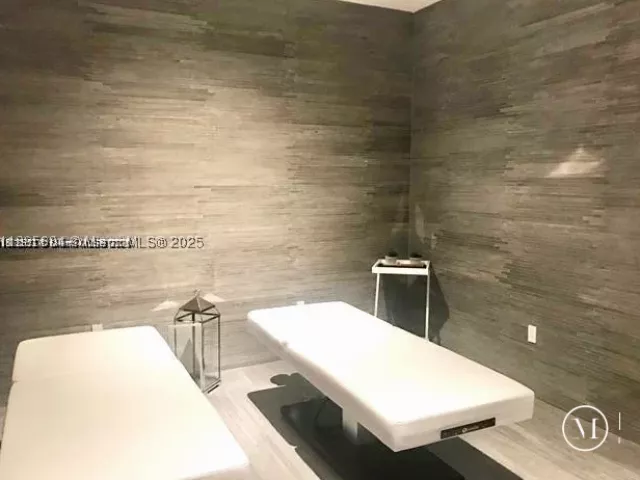1-bedroom condo for sale in Miami - 45 SW 9th St 3009 - MondialRealty