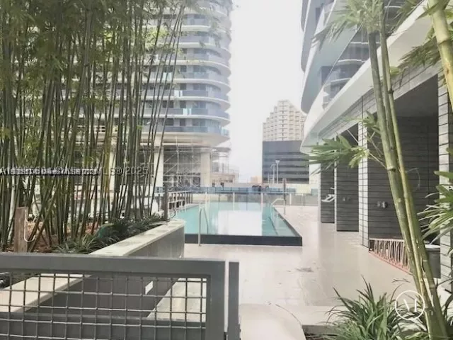 1-bedroom condo for sale in Miami - 45 SW 9th St 3009 - MondialRealty