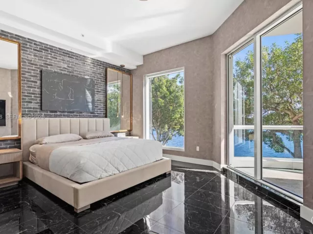 2-bedroom condo for sale in Aventura - 6000 Island Blvd 203 - MondialRealty