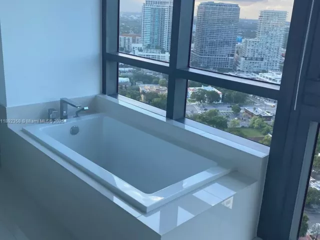 1-bedroom condo for sale in Miami - 650 NE 32nd St 3108 - MondialRealty
