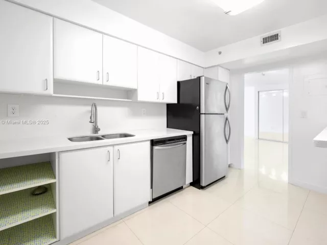 1-bedroom condo for sale in Surfside - 9195 Collins Ave 812 - MondialRealty