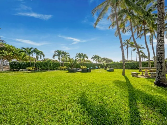 1-bedroom condo for sale in Surfside - 9195 Collins Ave 812 - MondialRealty