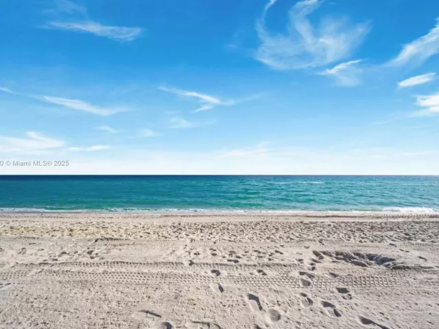 1-bedroom condo for sale in Surfside - 9195 Collins Ave 812 - MondialRealty