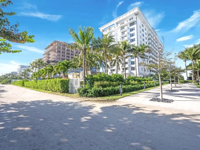 1-bedroom condo for sale in Surfside - 9195 Collins Ave 812 - MondialRealty