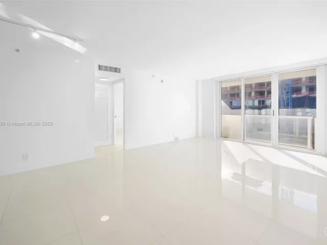 1-bedroom condo for sale in Surfside - 9195 Collins Ave 812 - MondialRealty