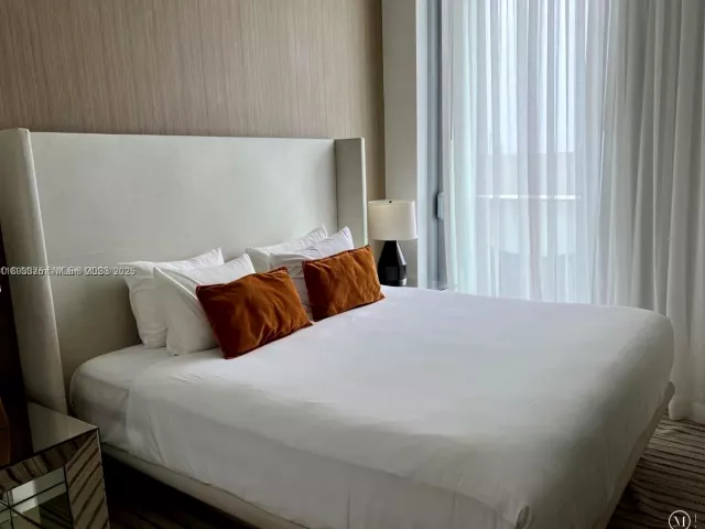 1-bedroom condo for rent in Hollywood - 4111 S Ocean Dr 405 - MondialRealty