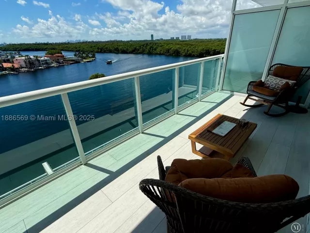2-bedroom condo for sale in Sunny Isles Beach - 400 Sunny Isles Blvd 916 - MondialRealty