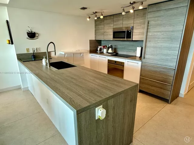 2-bedroom condo for sale in Sunny Isles Beach - 400 Sunny Isles Blvd 916 - MondialRealty