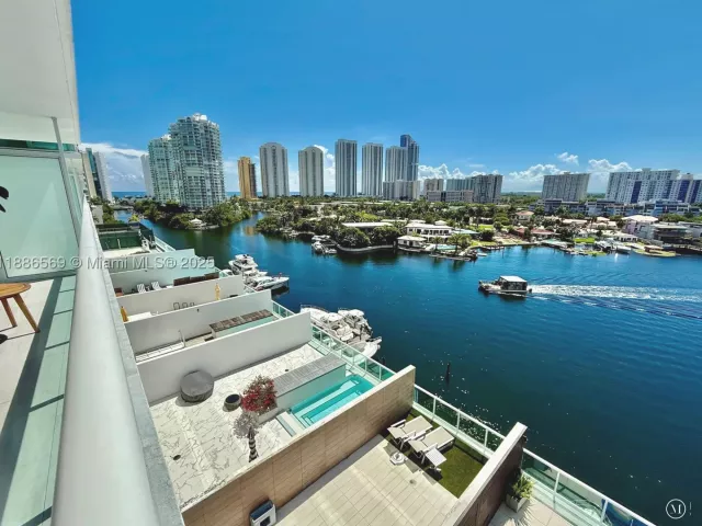 2-bedroom condo for sale in Sunny Isles Beach - 400 Sunny Isles Blvd 916 - MondialRealty