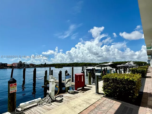 2-bedroom condo for sale in Sunny Isles Beach - 400 Sunny Isles Blvd 916 - MondialRealty