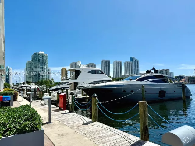 2-bedroom condo for sale in Sunny Isles Beach - 400 Sunny Isles Blvd 916 - MondialRealty