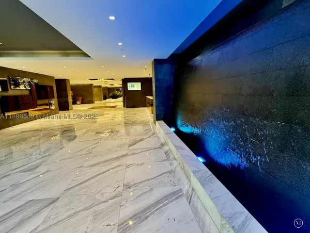 2-bedroom condo for sale in Sunny Isles Beach - 400 Sunny Isles Blvd 916 - MondialRealty