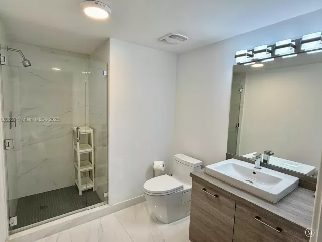 2-bedroom condo for sale in Sunny Isles Beach - 400 Sunny Isles Blvd 916 - MondialRealty