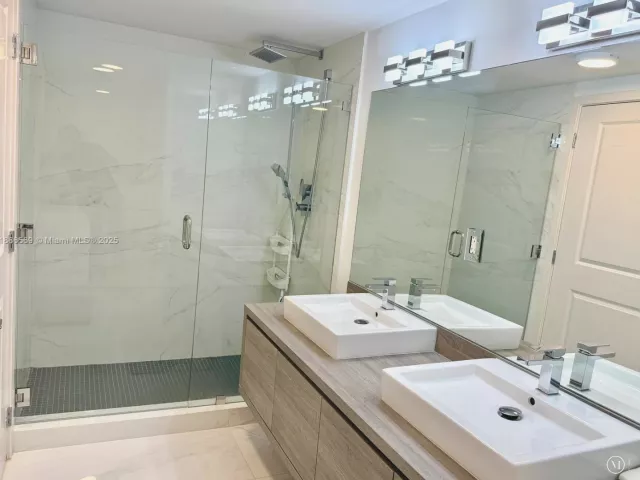 2-bedroom condo for sale in Sunny Isles Beach - 400 Sunny Isles Blvd 916 - MondialRealty