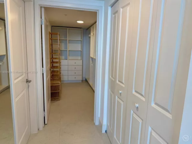 2-bedroom condo for sale in Sunny Isles Beach - 400 Sunny Isles Blvd 916 - MondialRealty