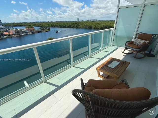 2-bedroom condo for sale in Sunny Isles Beach - 400 Sunny Isles Blvd 916 - MondialRealty