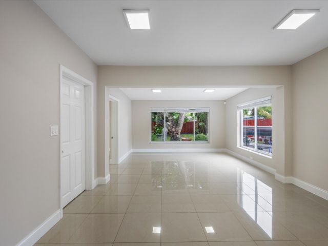 Home for rent at 1137 NE 1st Avenue - photo 6687501