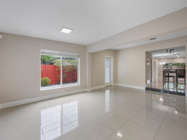 Home for rent at 1137 NE 1st Avenue - photo 6687502