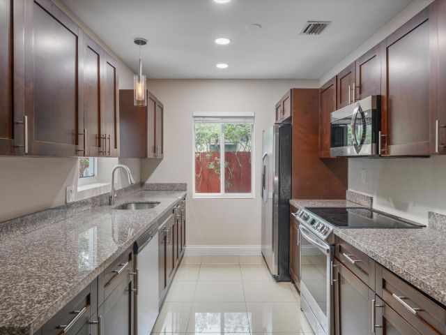 Home for rent at 1137 NE 1st Avenue - photo 6687506