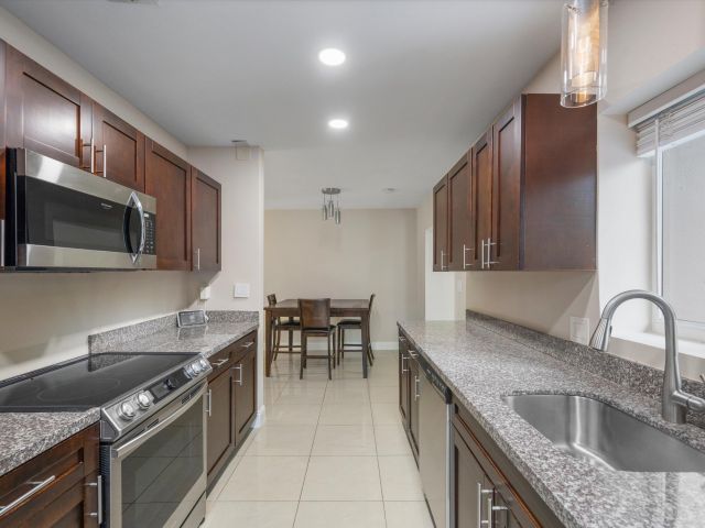 Home for rent at 1137 NE 1st Avenue - photo 6687507