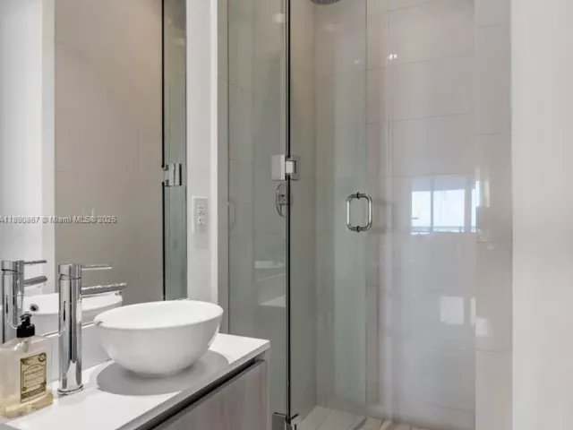 1-bedroom condo for sale in Miami - 480 NE 31st St 4302 - MondialRealty