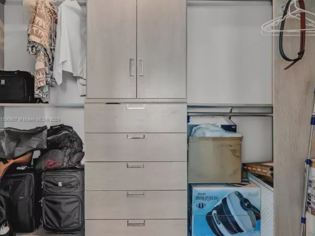 1-bedroom condo for sale in Miami - 480 NE 31st St 4302 - MondialRealty