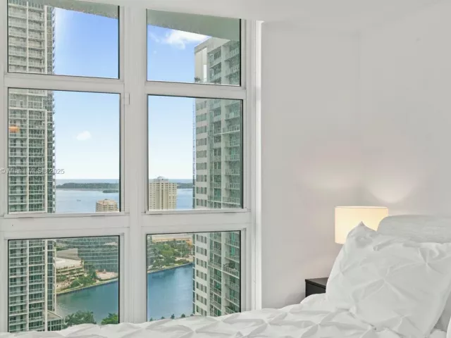 2-bedroom condo for rent in Miami - 41 SE 5th St 1901 - MondialRealty