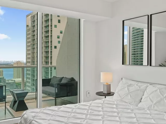 2-bedroom condo for rent in Miami - 41 SE 5th St 1901 - MondialRealty