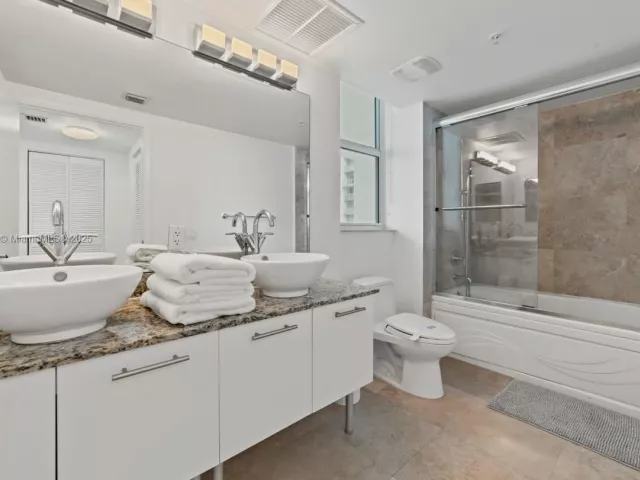 2-bedroom condo for rent in Miami - 41 SE 5th St 1901 - MondialRealty