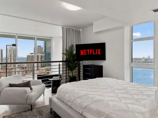 2-bedroom condo for rent in Miami - 41 SE 5th St 1901 - MondialRealty