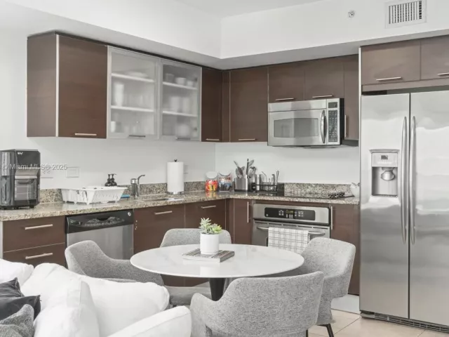 2-bedroom condo for rent in Miami - 41 SE 5th St 1901 - MondialRealty