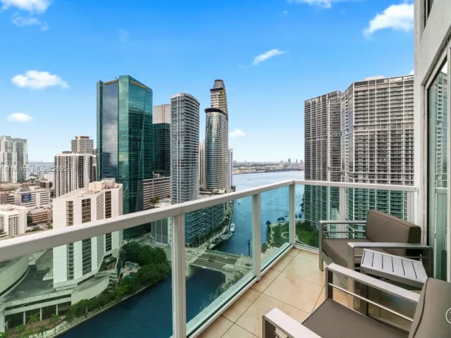 2-bedroom condo for rent in Miami - 41 SE 5th St 1901 - MondialRealty