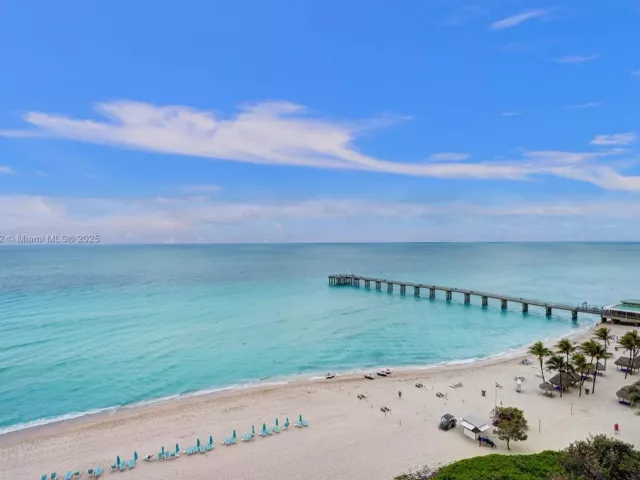 3-bedroom condo for rent in Sunny Isles Beach - 16711 Collins Ave 1208 - MondialRealty