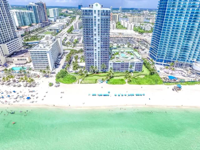 3-bedroom condo for rent in Sunny Isles Beach - 16711 Collins Ave 1208 - MondialRealty