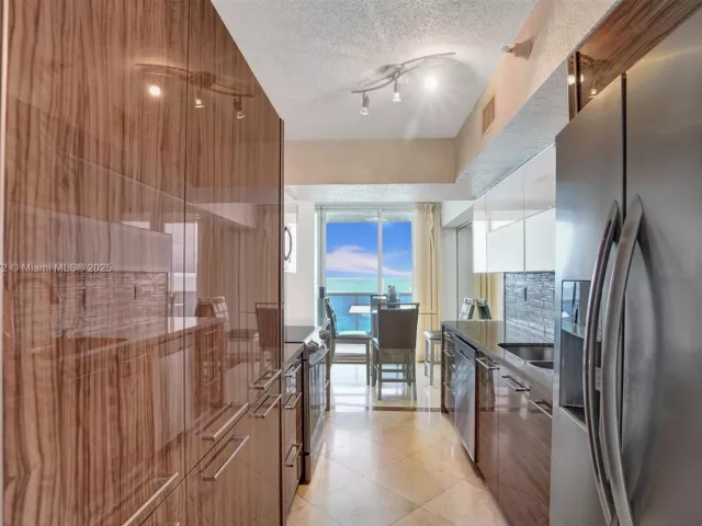 3-bedroom condo for rent in Sunny Isles Beach - 16711 Collins Ave 1208 - MondialRealty