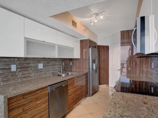 3-bedroom condo for rent in Sunny Isles Beach - 16711 Collins Ave 1208 - MondialRealty