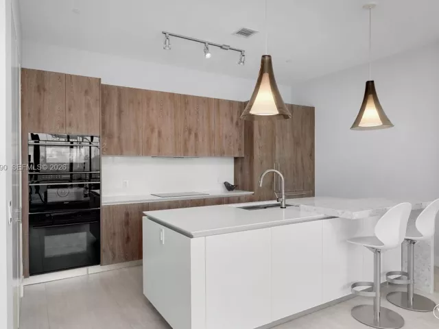 3-bedroom condo for sale in Miami - 650 NE 32nd St BH7 - MondialRealty