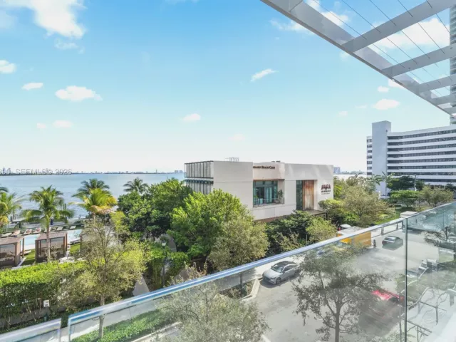 3-bedroom condo for sale in Miami - 650 NE 32nd St BH7 - MondialRealty