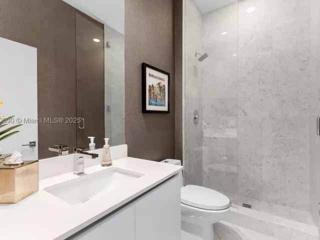 3-bedroom condo for sale in Miami - 650 NE 32nd St BH7 - MondialRealty
